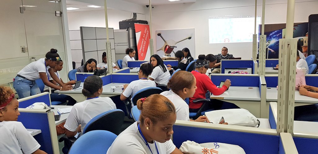 VeranoInnovador's tweet image. #Capacitación| Los jóvenes aprenden sobre #Arduinos y circuitos electrónicos con el Profesor Luís Peguero, del área de Mecatrónica del @ParqueCibernet1.
#FuturosInnovadores #VeranoInnovadorPuertoPlata #VeranoInnovador2019 #CVIPuertoPlata #CVI2019