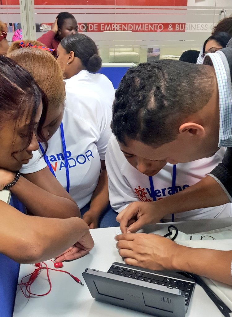 VeranoInnovador's tweet image. #Capacitación| Los jóvenes aprenden sobre #Arduinos y circuitos electrónicos con el Profesor Luís Peguero, del área de Mecatrónica del @ParqueCibernet1.
#FuturosInnovadores #VeranoInnovadorPuertoPlata #VeranoInnovador2019 #CVIPuertoPlata #CVI2019