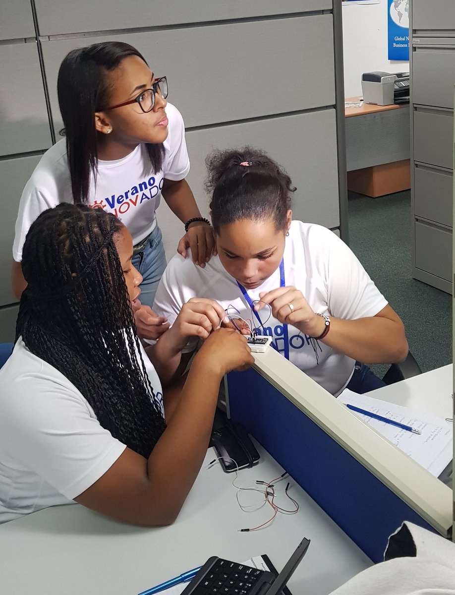 VeranoInnovador's tweet image. #Capacitación| Los jóvenes aprenden sobre #Arduinos y circuitos electrónicos con el Profesor Luís Peguero, del área de Mecatrónica del @ParqueCibernet1.
#FuturosInnovadores #VeranoInnovadorPuertoPlata #VeranoInnovador2019 #CVIPuertoPlata #CVI2019