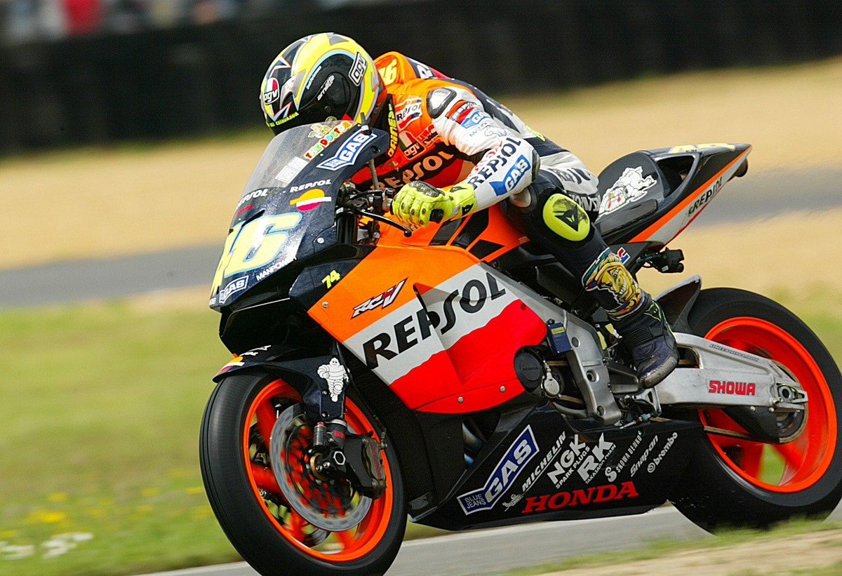 #OnThisDay in 2003 in the #CatalanGP at Catalunya, dominant Valentino Rossi on Repsol Honda RC211V scored his 4th pole position of the season