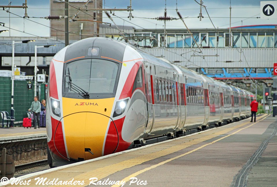 WestMidlander2's tweet image. Some snaps taken at #Peterborough on Wednesday, featuring @LNER finest! #LNER #HST #Class91 #Azuma #ECML @RailwayMagazine @rlyherald @railwaysillus @Modern_Railways @RAIL