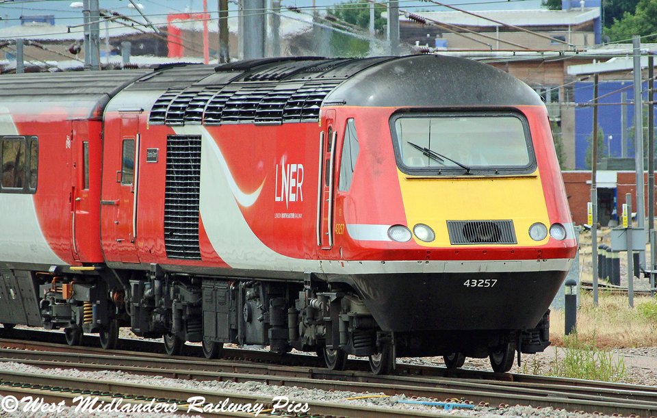 WestMidlander2's tweet image. Some snaps taken at #Peterborough on Wednesday, featuring @LNER finest! #LNER #HST #Class91 #Azuma #ECML @RailwayMagazine @rlyherald @railwaysillus @Modern_Railways @RAIL