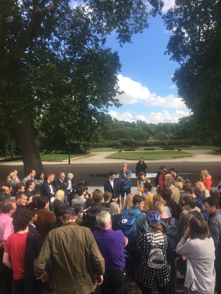 Simon_Foy's tweet image. Not something you see everyday on a run in your local park. @RoryStewartUK has a crowd of ~80 listening to him. 

Though he wants to hear what ppl want Britain to look like in 15yrs, not the other way round. Unprecedented public access to cabinet minister/potential PM #RoryWalks