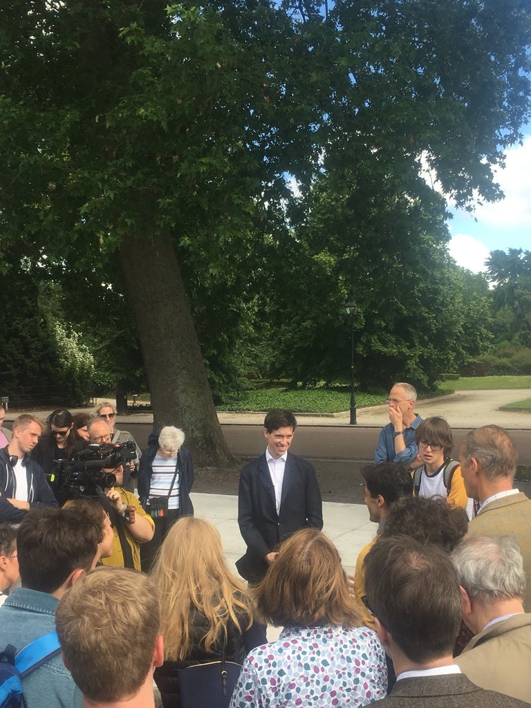 Simon_Foy's tweet image. Not something you see everyday on a run in your local park. @RoryStewartUK has a crowd of ~80 listening to him. 

Though he wants to hear what ppl want Britain to look like in 15yrs, not the other way round. Unprecedented public access to cabinet minister/potential PM #RoryWalks