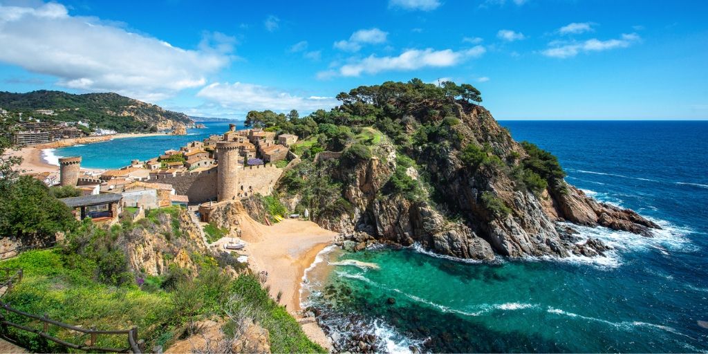 Nautal_it's tweet photo. Tossa de Mar è una delle località più suggestive della Costa Brava. A bordo della tua barca, inoltre, potrai scoprire le sue spiagge dorate e le sue grotte mozzafiato.
https://t.co/f0L5IXYu4v ⛵️ https://t.co/awPqLXv2bI