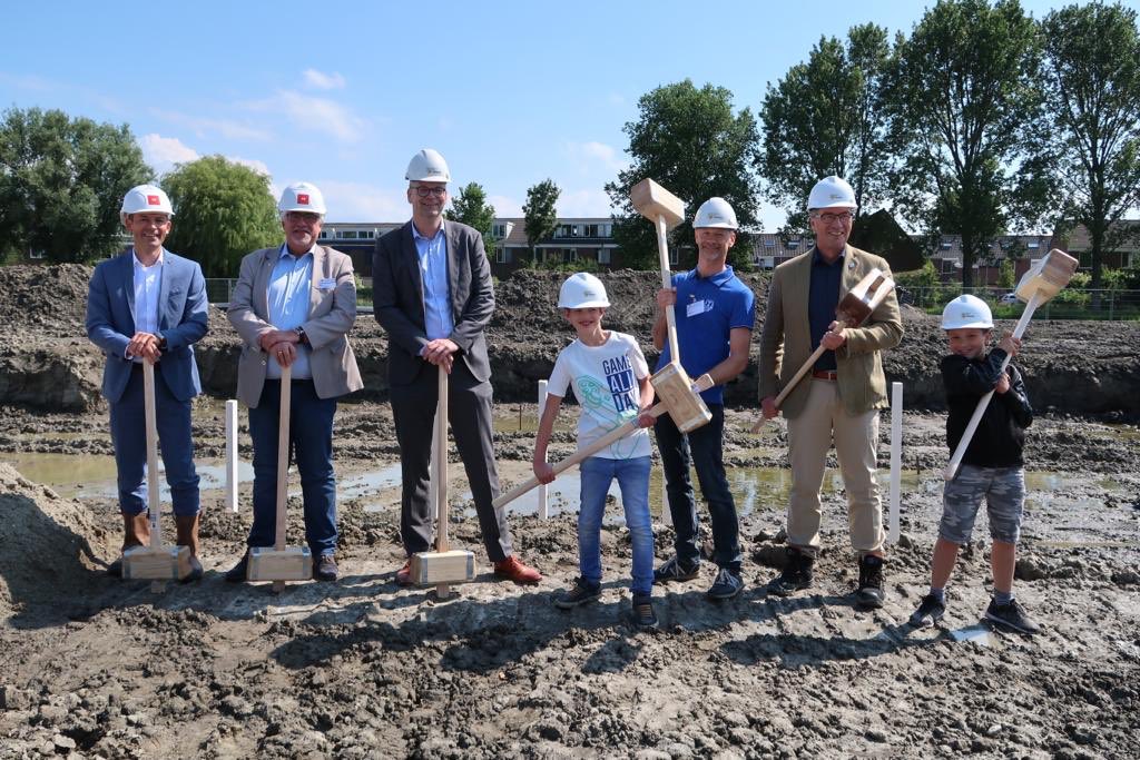 Samen met toekomstige bewoners en ontwikkelaars hebben we vanmiddag onder een stralend blauwe hemel de 1e paal geslagen voor Claverveld fase1. Op mijn casual friday schoenen.