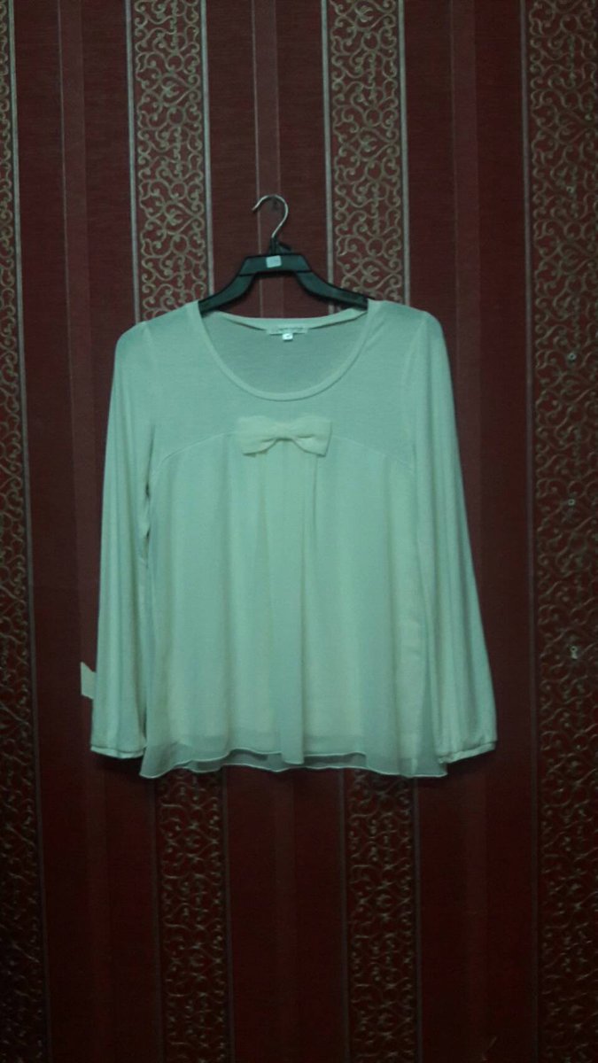 weenawan05's tweet image. เสื้อชีฟองแขนยาว คอกลม แต่งโบว์หน้าอก สีครีม รหัส C24
อก 17 นิ้ว 
ยาว  24 นิ้ว
แขน 25  นิ้ว
ราคา 100 บาท
IDLine : @maengposhop
Website ; maengposhop.com
Fb : facebook.com/maengposhop
#เสื้อผ้ามือ2#เสื้อผ้ามือสอง#เสื้อผ้ามือสองราคาถูก#เสื้อผ้ามือสองสภาพดี