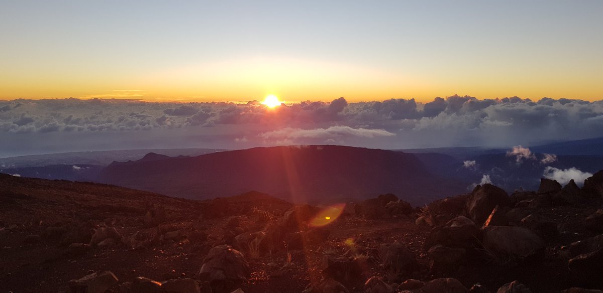 ralonsosuarez's tweet photo. Adios a esta nueva visita a la Isla de la #Reunion #Francia #kreol, gracias a los colegas de la Universidad por invitarme y dos semanas buen trabajo, paper terminado! #solarforecast #solarenergy #PVPower Lo realmente importante: por primera vez estuve a 3100m de altura. https://t.co/q2F75KR96h