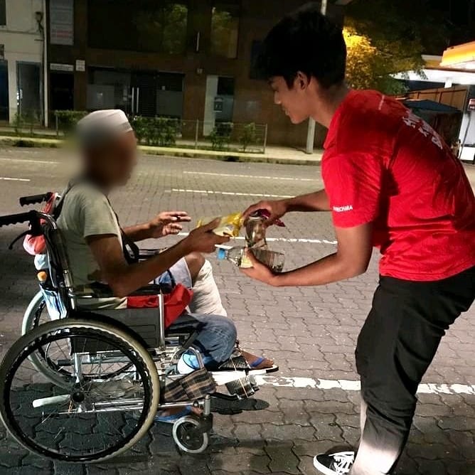 KecharaSoupK's tweet photo. There's a client who needed help to replace a rubber on his wheelchair while some needed medical attention. There were some of them who also visibly not very welcoming to our approach. Guess we have to keep coming the next round &amp; see what more can we do for them. It was a great! https://t.co/ZJvWf7aiKp