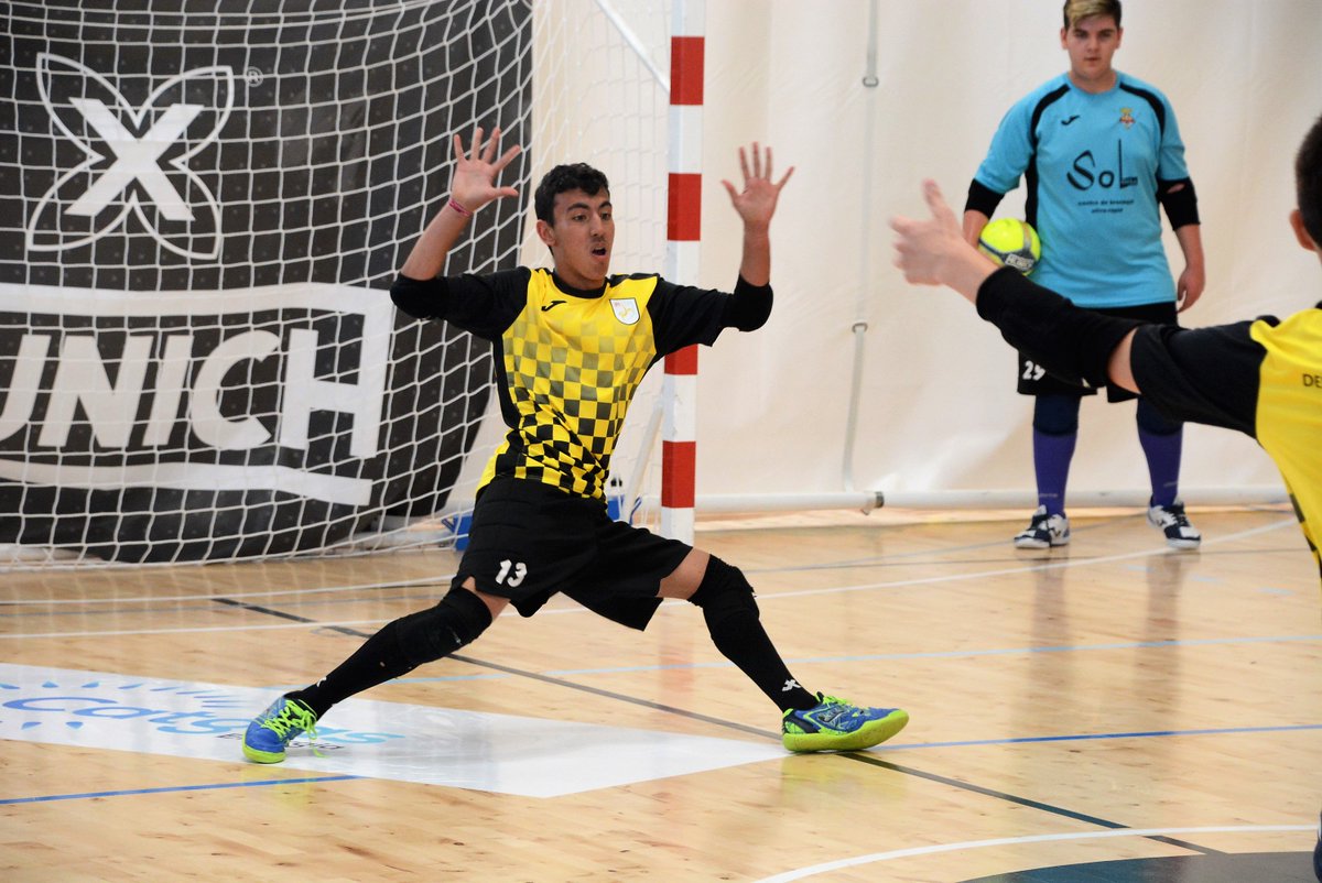 FCF_CAT's tweet photo. ⚽️🥅 Comencen les activitats de futbol sala de la 10a Festa del Futbol Català amb la 8a edició del Desafiament de Porters de la delegació de Barcelona. Molta sort a tots i a totes les participants #DesafiamentPortersFS #FestaFutbolCatalà https://t.co/v2txkXAGhF
