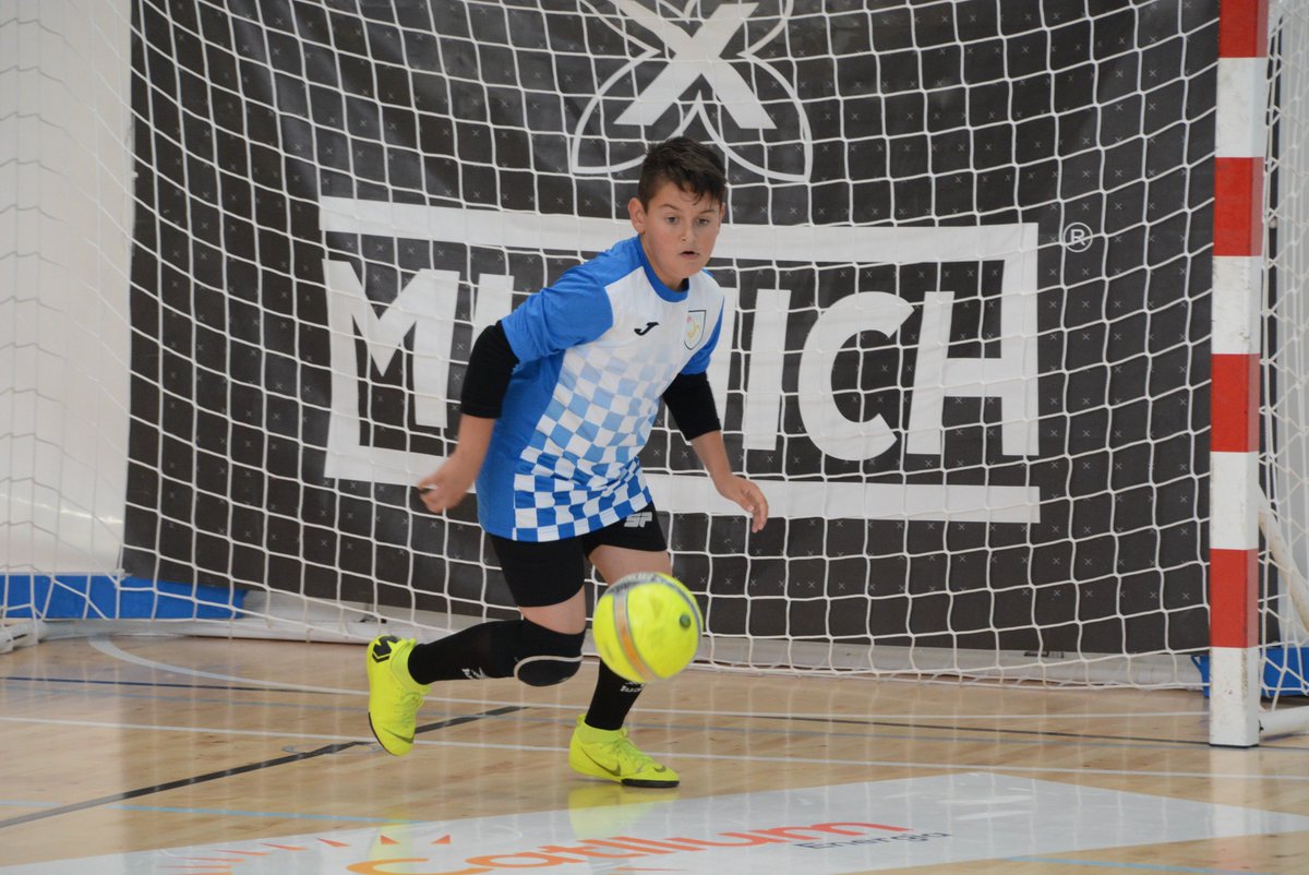 FCF_CAT's tweet photo. ⚽️🥅 Comencen les activitats de futbol sala de la 10a Festa del Futbol Català amb la 8a edició del Desafiament de Porters de la delegació de Barcelona. Molta sort a tots i a totes les participants #DesafiamentPortersFS #FestaFutbolCatalà https://t.co/v2txkXAGhF