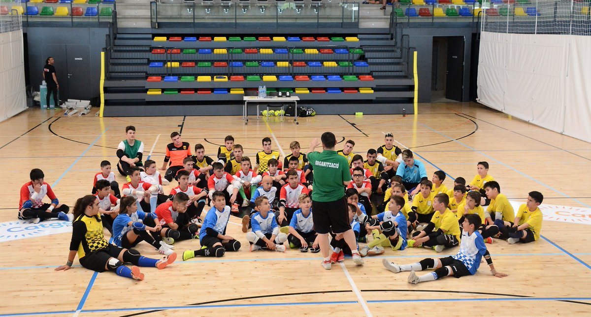 FCF_CAT's tweet photo. ⚽️🥅 Comencen les activitats de futbol sala de la 10a Festa del Futbol Català amb la 8a edició del Desafiament de Porters de la delegació de Barcelona. Molta sort a tots i a totes les participants #DesafiamentPortersFS #FestaFutbolCatalà https://t.co/v2txkXAGhF