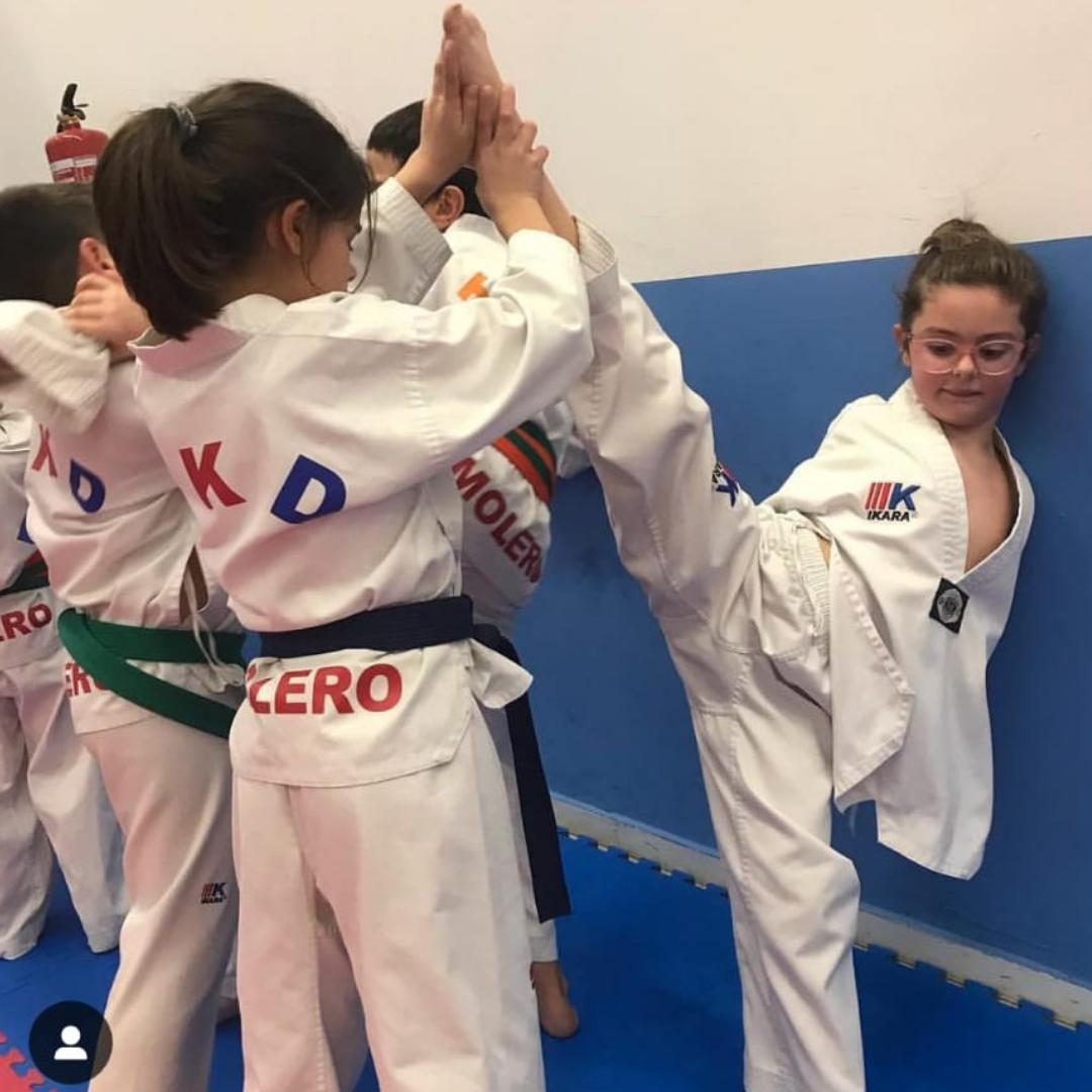 La famila de @taekwondo_molero nos obsequió con esta super foto para el #concursoikara !  Qué os parece?🔥

#ikara #ikarasport #martialarts #artesmarciales #martialpic #martialartsequipment #fotomarcial #entrenamiento #training