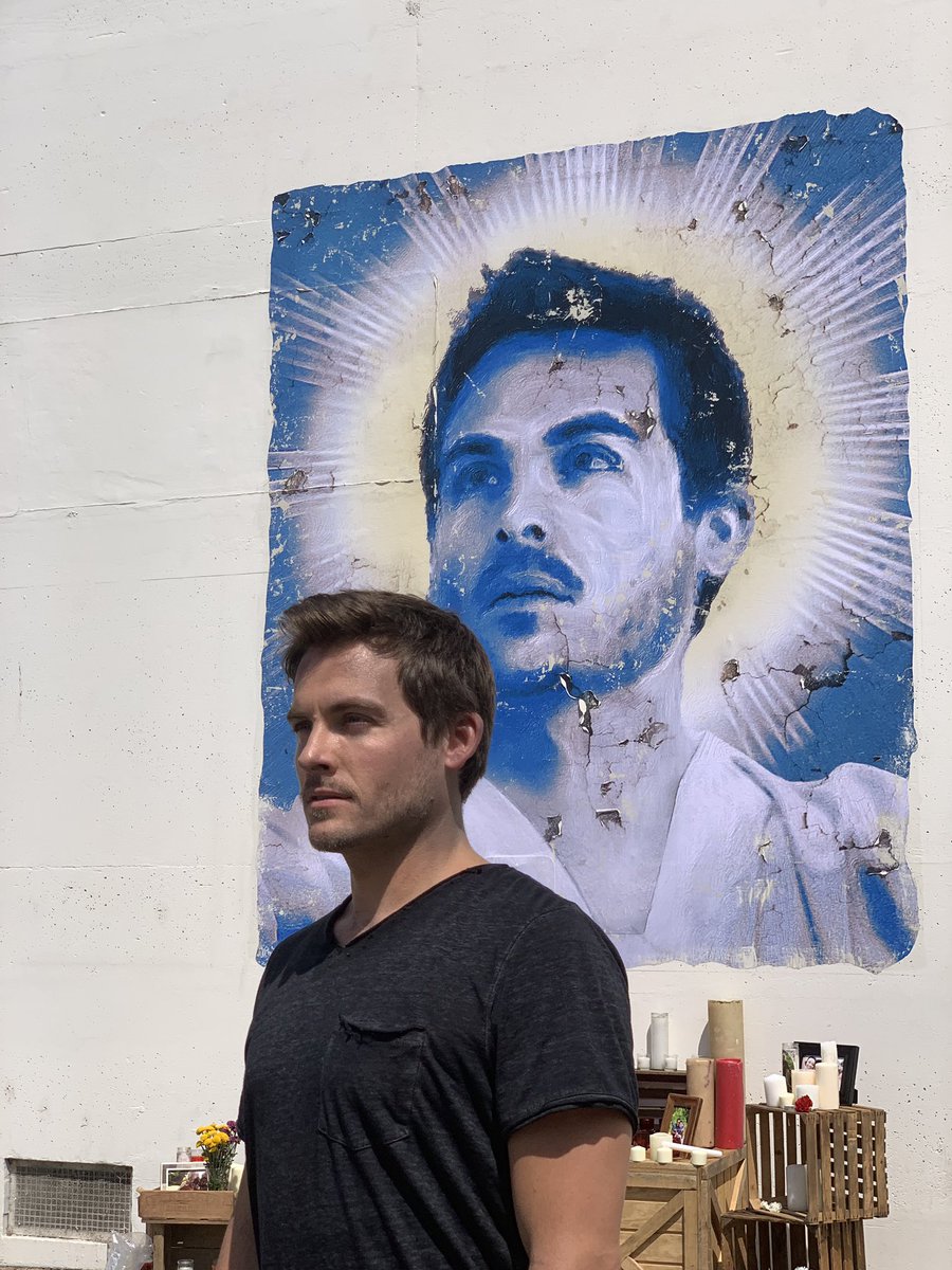 TheFlare's tweet photo. An icon with an icon. Chester (and @KevinZegers) must have been shocked to see his face given such devotion. Prepare to dive into this pivotal #TheFlare moment on @WJHonFOX with Fred Savage! https://t.co/1YWvXQrsdb