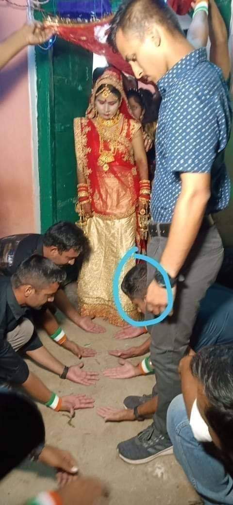 RajkumaarPandey's tweet image. ये भावनाओं का भरा तट जो विस्मरणों की काया था।
कुछ उमड़ उठे घनघोर अश्रु विंदु जो हृदय रुदन न पाया था।।
अब खिल उठा ये हृदयसृजन जो मेरा तात संजोये था।
सौभाग्यशील हूं मैं  भगिनी जो ऐसे भ्राताओं की हस्तरतिन पथ पाई है।
गर्व मुझे इन भ्राताओं पे जिन्होंने अग्रज की विह्वलता दर्शायी है।।