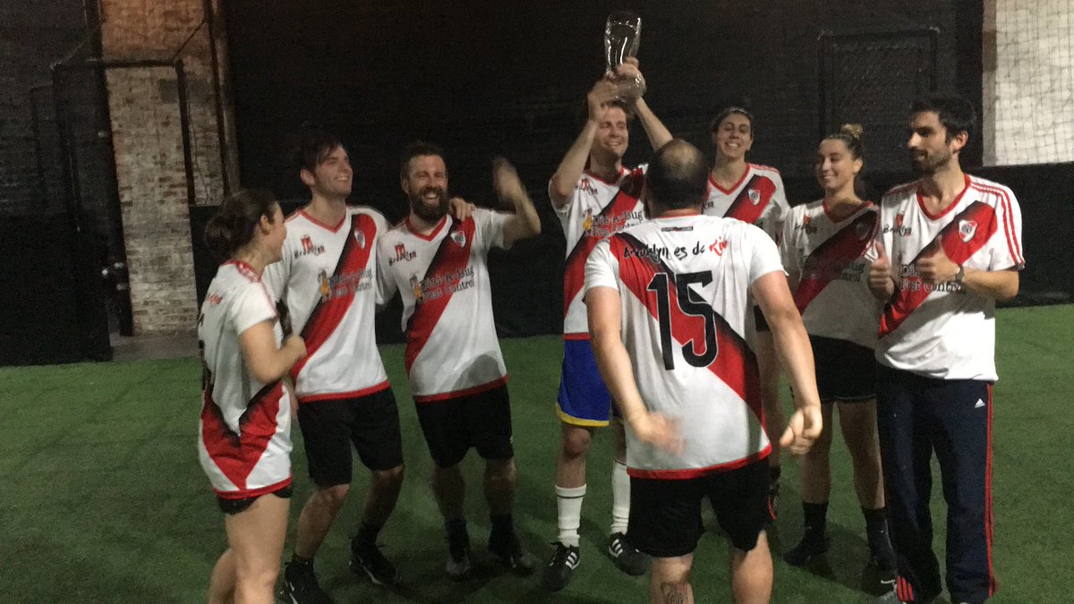 RiverPlateBK's tweet image. #CAMPEONES!! El equipo mixto de la Filial (#TheExterminators 🐝) se consagró campeón en una dramática final en la cancha de The Backyard en la Liga de NYC Social, y se llevó a casa #DasBoot, luego de ganar 20-19.
#RiverEsMundial #RiverEnUSA #RiverPlateBrooklyn #BrooklynEsDeRiver