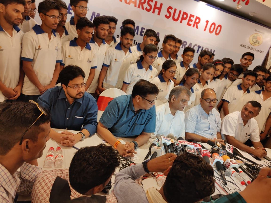 gailindia's tweet image. 63 students out of 100 at #GAILUtkarsh Center, Kanpur cleared #JEEAdvanced2019.
Shri Anoop Gupta CGM (CSR), @gailindia graced the occasion &amp;amp; briefed the press to celebrate the success of the proud Utkarsh students
@dpradhanbjp @PetroleumMin @SanjayTandonBJP @AshutoshJindalS