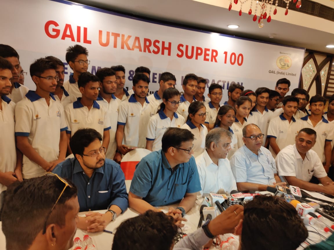 gailindia's tweet image. 63 students out of 100 at #GAILUtkarsh Center, Kanpur cleared #JEEAdvanced2019.
Shri Anoop Gupta CGM (CSR), @gailindia graced the occasion &amp;amp; briefed the press to celebrate the success of the proud Utkarsh students
@dpradhanbjp @PetroleumMin @SanjayTandonBJP @AshutoshJindalS