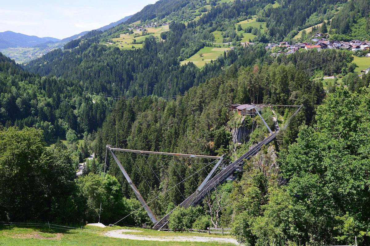 Bungee jumpen vanaf de hoogste voetgangersbrug.
Een unieke sport kent Arzl in de vorm van bungee jumpen vanaf de hoogste voetgangersbrug van Oostenrijk, de Benni-Raich-Brücke.
Ook mooi om gewoon te wandelen. #arzl #pitztal #tirol #bungeejumpen
tirolinfo.nl/Arzl