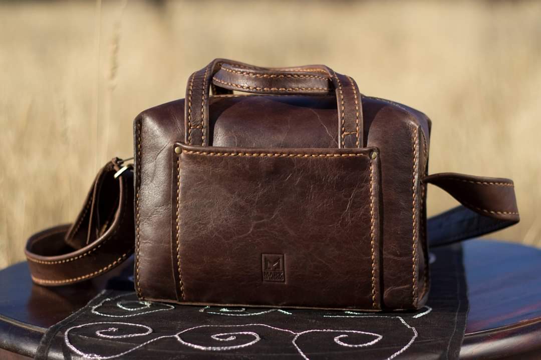 MarkOfLegend1's tweet photo. Commissioned handbag done for Monique Kotze. This one was done in Diesel Brown leather with light brown stitching and suede inner lining. Dimensions are 240mm x 160mm x 80mm. 
#markoflegend #handstitchedleather #realleather #leatherhandbags #loveofleather https://t.co/nYBPTZH4wN
