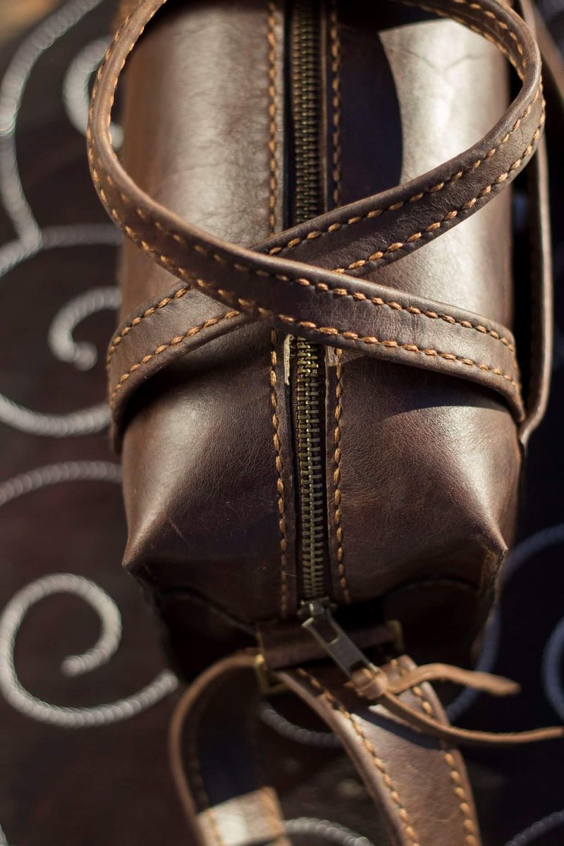 MarkOfLegend1's tweet photo. Commissioned handbag done for Monique Kotze. This one was done in Diesel Brown leather with light brown stitching and suede inner lining. Dimensions are 240mm x 160mm x 80mm. 
#markoflegend #handstitchedleather #realleather #leatherhandbags #loveofleather https://t.co/nYBPTZH4wN