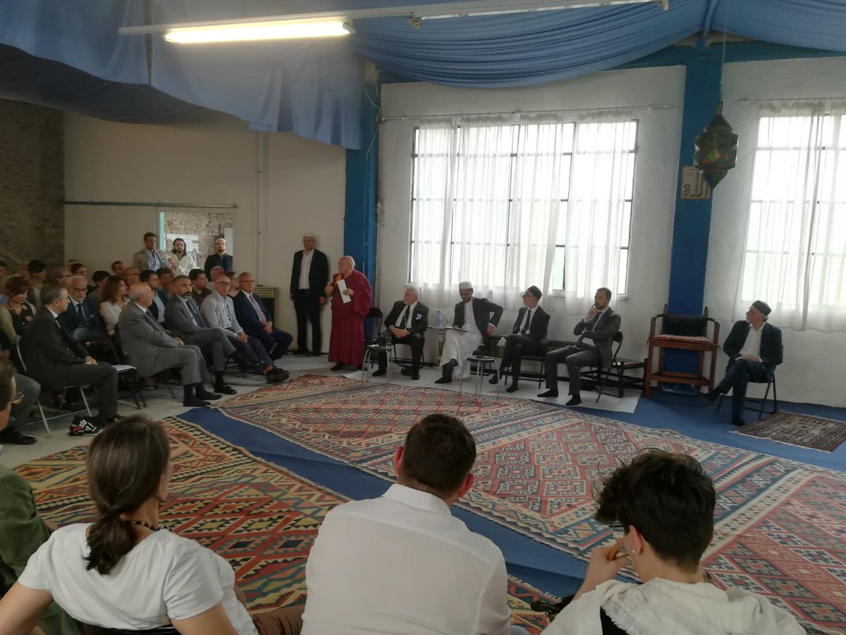 GOI_Lombardia's tweet photo. Primo convegno interreligioso "L’#iniziazione. Il passaggio dall’#oscurità alla #luce".
l’Illustrissimo #GranMaestroAggiunto del @GrandeOrienteit Fr. Claudio Bonvecchio dialoga con l’Imam Hamid Distefano e il Lama Paljin Tulku Rinpoce nella #Moschea al-Wahid di #Milano. https://t.co/fbLLGaaGKl