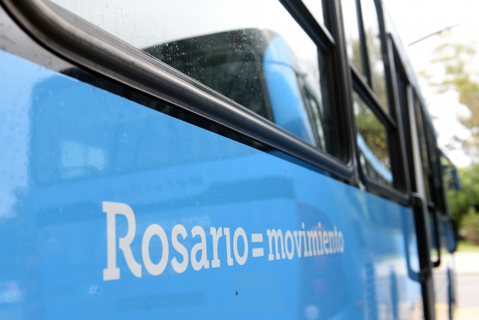 MuniRosario's tweet photo. 🗳️¡El domingo de elecciones el transporte será gratuito! 

Todas las personas que tengan que ir a votar podrán viajar gratis en el transporte urbano de pasajeros, entre las 7 y las 20 hs. El beneficio abarca a todas las líneas 🤗

#Elecciones2019  #Rosario https://t.co/0uIgqBlWUj