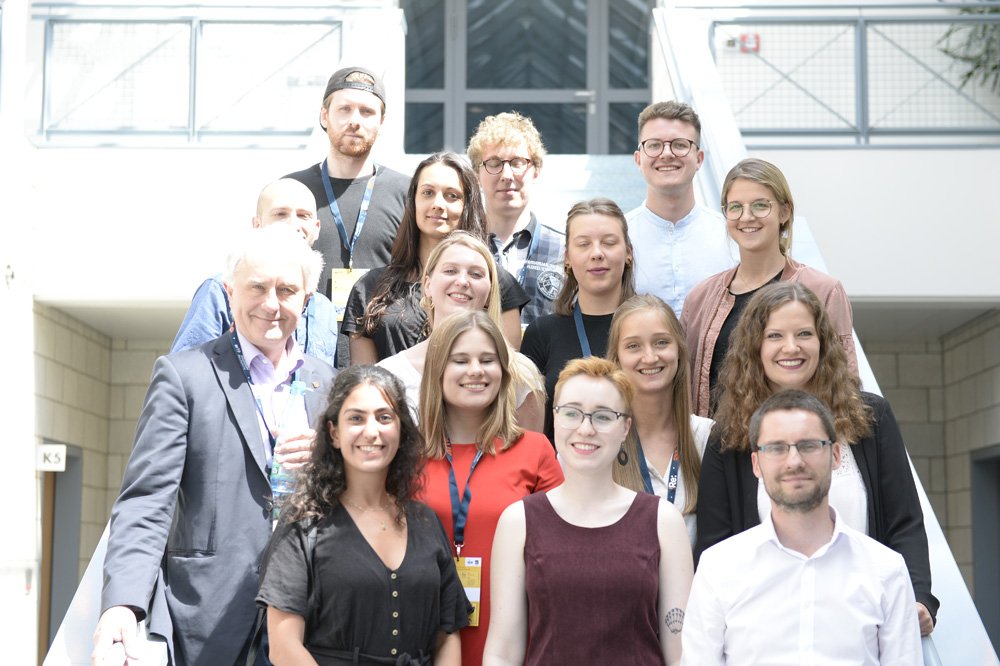 Das sind unsere diesjährigen #nestbeschmutzer : Unter der Leitung von @LilienthalV und <a href="/dok_jour/">Malte Werner</a> haben @JKW_UHH|Studis die Beiträge für die diesjährige Konferenzzeitung geschrieben. Liegen überall auf dem Konferenzgelände aus! 🤓🤓🤓 #nr19