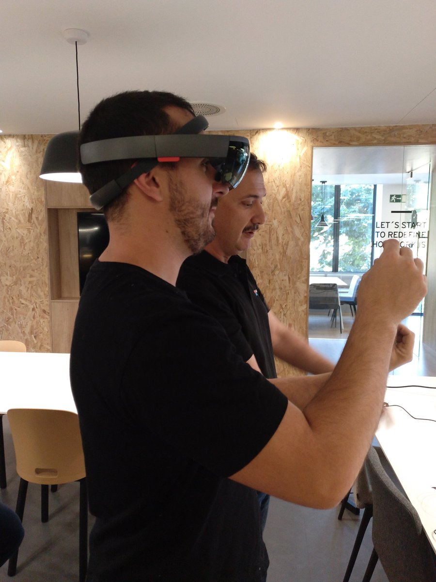 beabarriospozo's tweet photo. Gracias a #microsoft y a Javier Gómez por su ponencia y por dejarnos probar los #HoloLens en nuestra IV Hakathon sobre #RealidadExtendida. https://t.co/OFsFaY40Jo