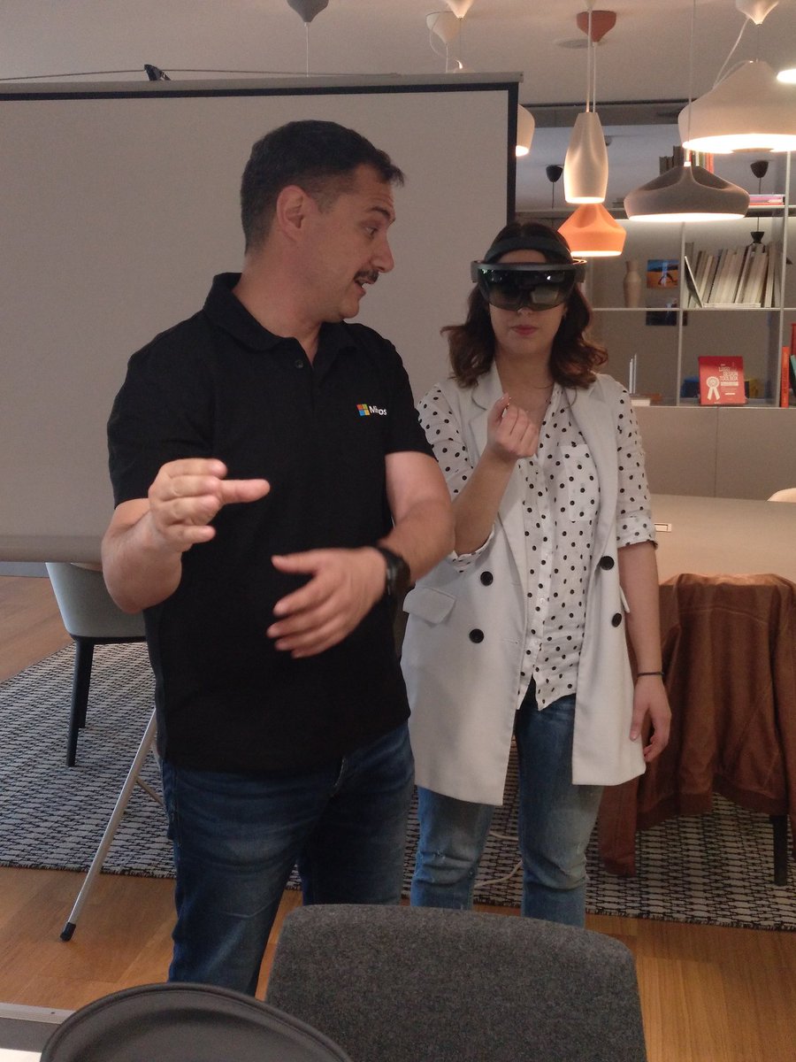 beabarriospozo's tweet photo. Gracias a #microsoft y a Javier Gómez por su ponencia y por dejarnos probar los #HoloLens en nuestra IV Hakathon sobre #RealidadExtendida. https://t.co/OFsFaY40Jo