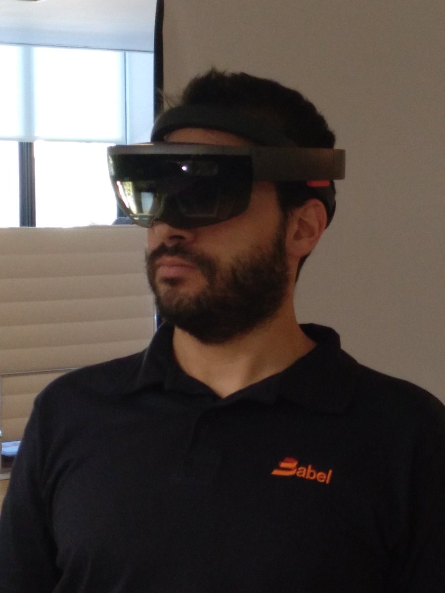 beabarriospozo's tweet photo. Gracias a #microsoft y a Javier Gómez por su ponencia y por dejarnos probar los #HoloLens en nuestra IV Hakathon sobre #RealidadExtendida. https://t.co/OFsFaY40Jo