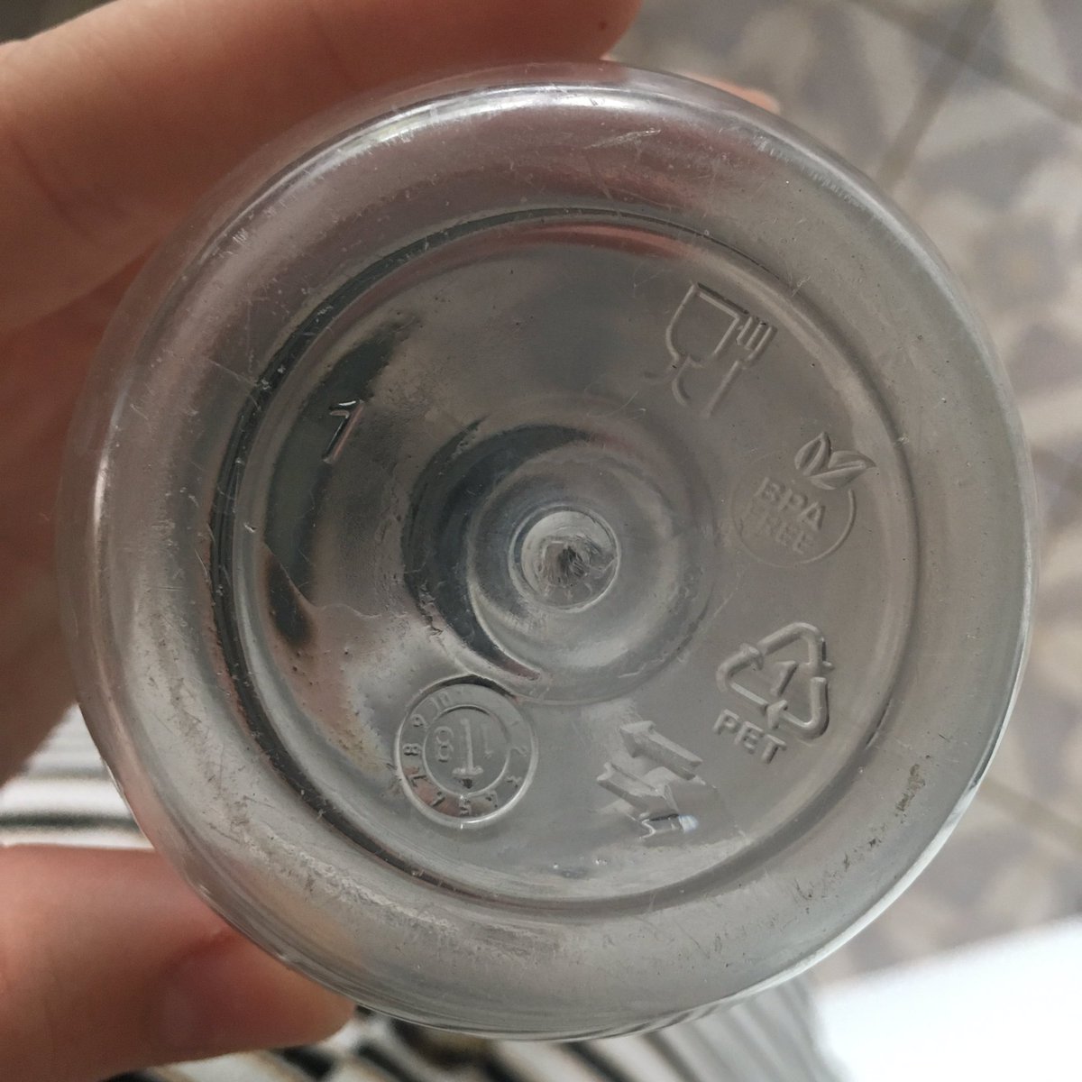 desia1975's tweet photo. Wiele osób korzysta z butelek filtrujących DAFI (ja również), ale właśnie się dowiedziałam, że są one produkowane z plastiku PET, który NIE NADAJE SIĘ do ponownego użycia, bo może wydzielać szkodliwe subst. chemicze
Dlaczego nikt o tym nie mówi? Nie wiem, powinno się. Proszę o RT https://t.co/a10oYcHclw