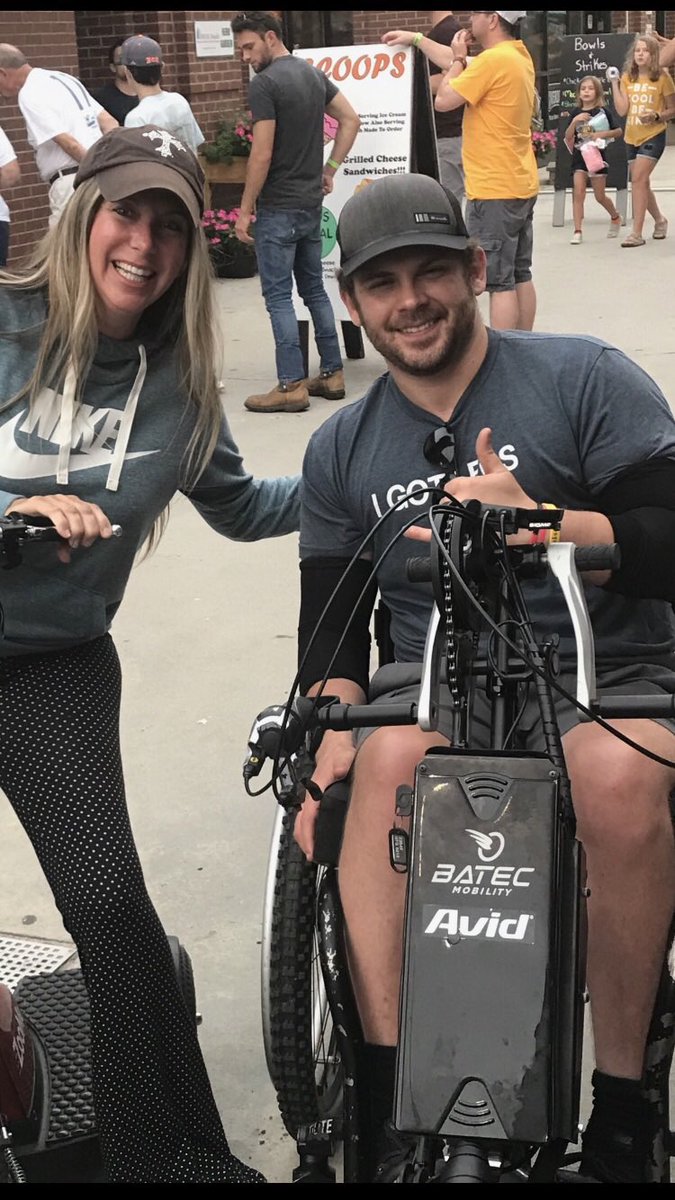 JIOSH_'s tweet photo. Yesterday my mom met @IGotLegs843 , was hoping this would happen for a while and it finally did!! 🥳 happy to see them in a picture!
#dynepic #igotlegs https://t.co/q5cmLamgWL