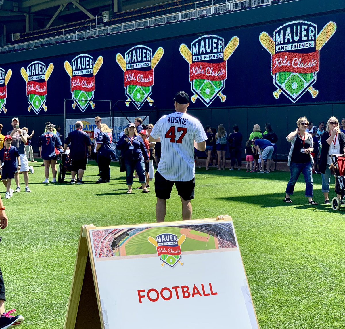 TargetFieldEVNT's tweet photo. A fun filled day on the field with all sorts of activities ⚾️🏈⚽️!! The Joe Mauer & Friends Kids Classic is underway! #TFEvents @Twins @GilletteChildrn https://t.co/qFoOdcUB7r