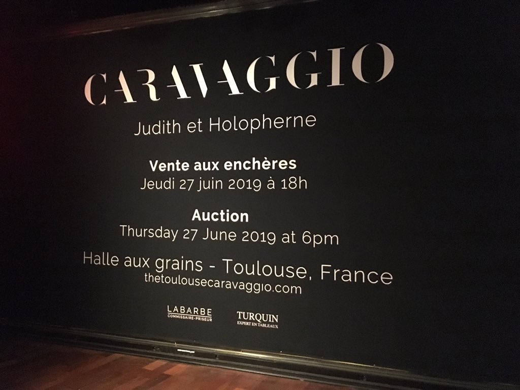 Contemplation <a href="/Drouot/">Drouot</a> avant le voyage du #Caravage pour sa vente aux enchères sous le marteau de <a href="/MarcLabarbe/">Marc Labarbe</a> #art #caravaggio #judithetholopherne
