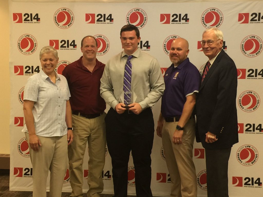 NoraBoyer11's tweet photo. Township High School District 214 Male Athlete of the Year with just a few of the people who made it possible...Thank you! @JBoyer74 @RMHSThrowers @RMHSBOYSXCTF https://t.co/zYhNuGWuYo