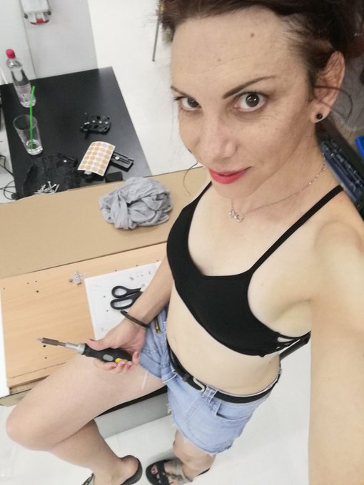 Preparing my new studio caming ???
#transgirl #transgirls #tgirl #lizabelle #chaturbate  #camgirl  #camgirls