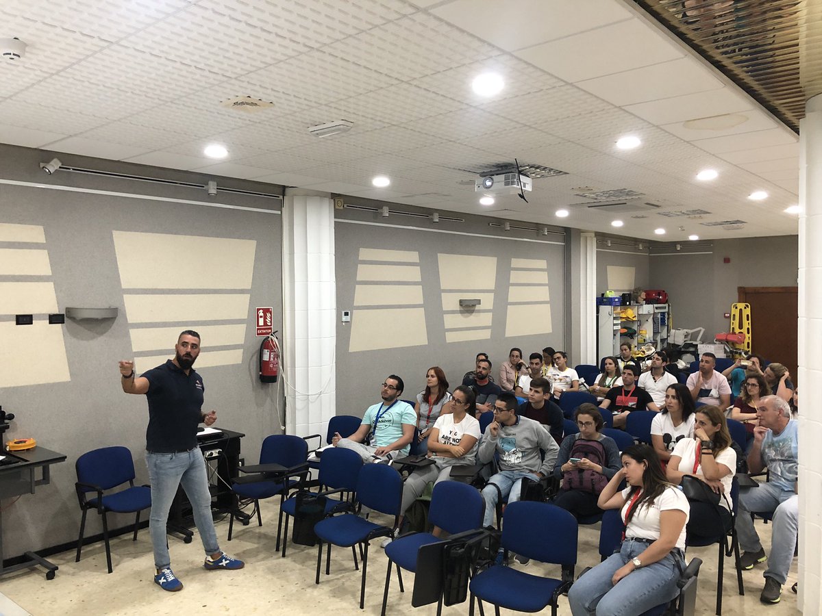 nachoayalab's tweet photo. 2º día de Curso #PLT de @AtlanticEmergen. Tras 12 horas hoy, @Iruxol78 hace un pequeño repaso. Mañana escenarios prácticos. Grupo brutal 😊 https://t.co/uurIjdy2Ak