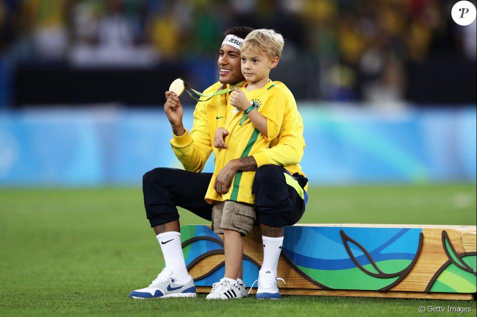 futtmais's tweet photo. "Tenho irmã, mãe e um filho de sete anos que não pode ir à escola porque os amigos dizem que ele é filho de um estuprador"

- Neymar https://t.co/pQXjjLd1i6