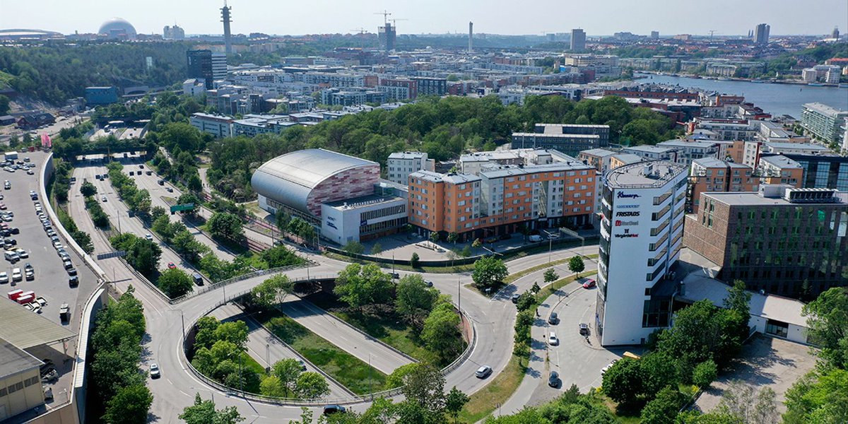 SvDDebatt's tweet photo. Dagens planering för infrastruktur utgår ifrån att vägtrafiken ska öka. Det strider mot riksdagens klimatmål och leder till överinvesteringar i vägprojekt, som i sin tur genererar mer biltrafik. Det skriver Anders Roth, Svenska Miljöinstitutet https://t.co/Zr3k6SF49F https://t.co/Fl7fPANHkm