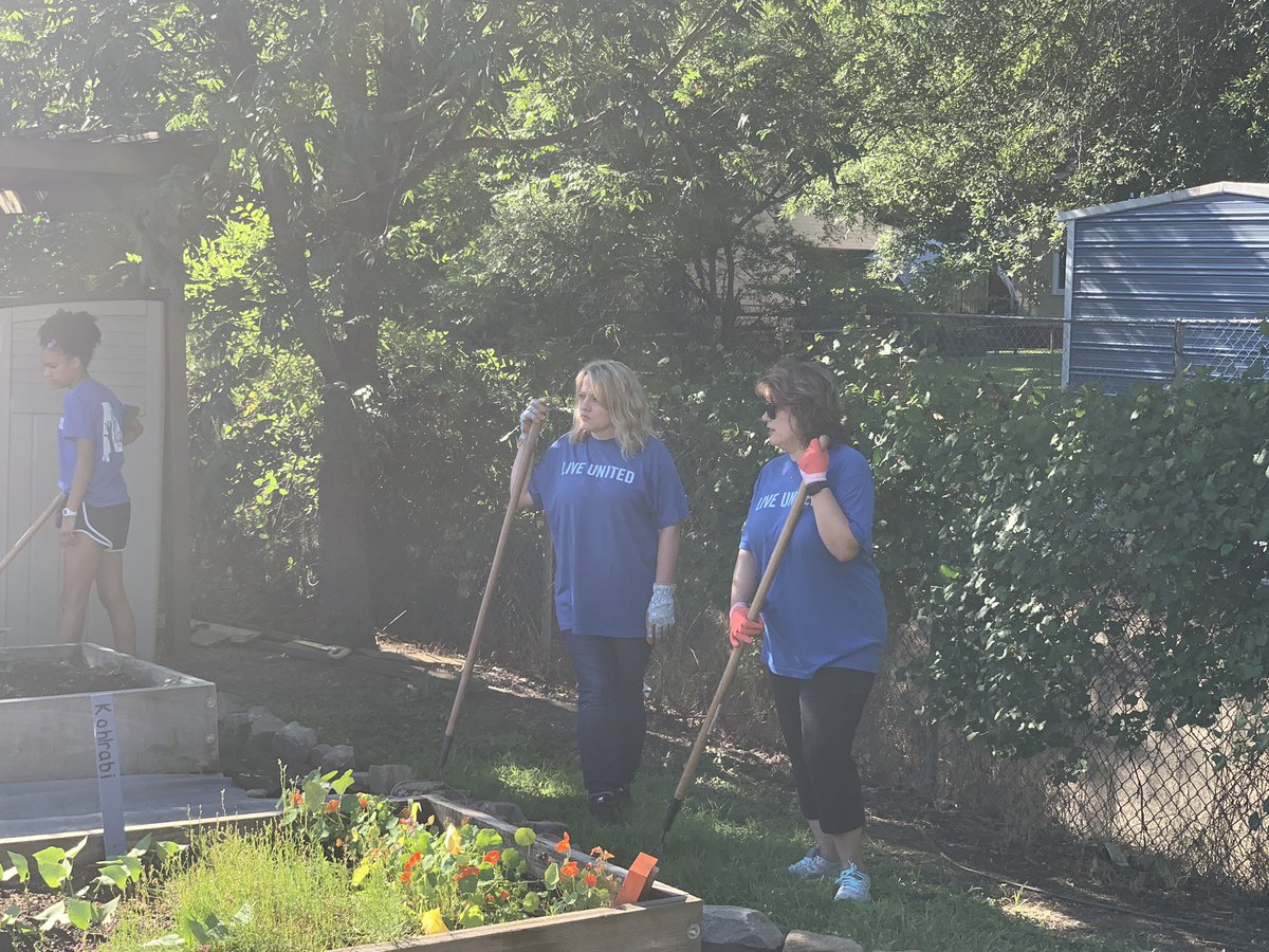 UofARIC's tweet photo. Teamwork makes the dream work! Proud of this team’s hard work today @oakdaleelement for United Way Day of Action! @schoolyardroots @AMSTI_UA_UWA @UnitedWayWestAL @lisamclarkusa https://t.co/LcNFpfmhFd