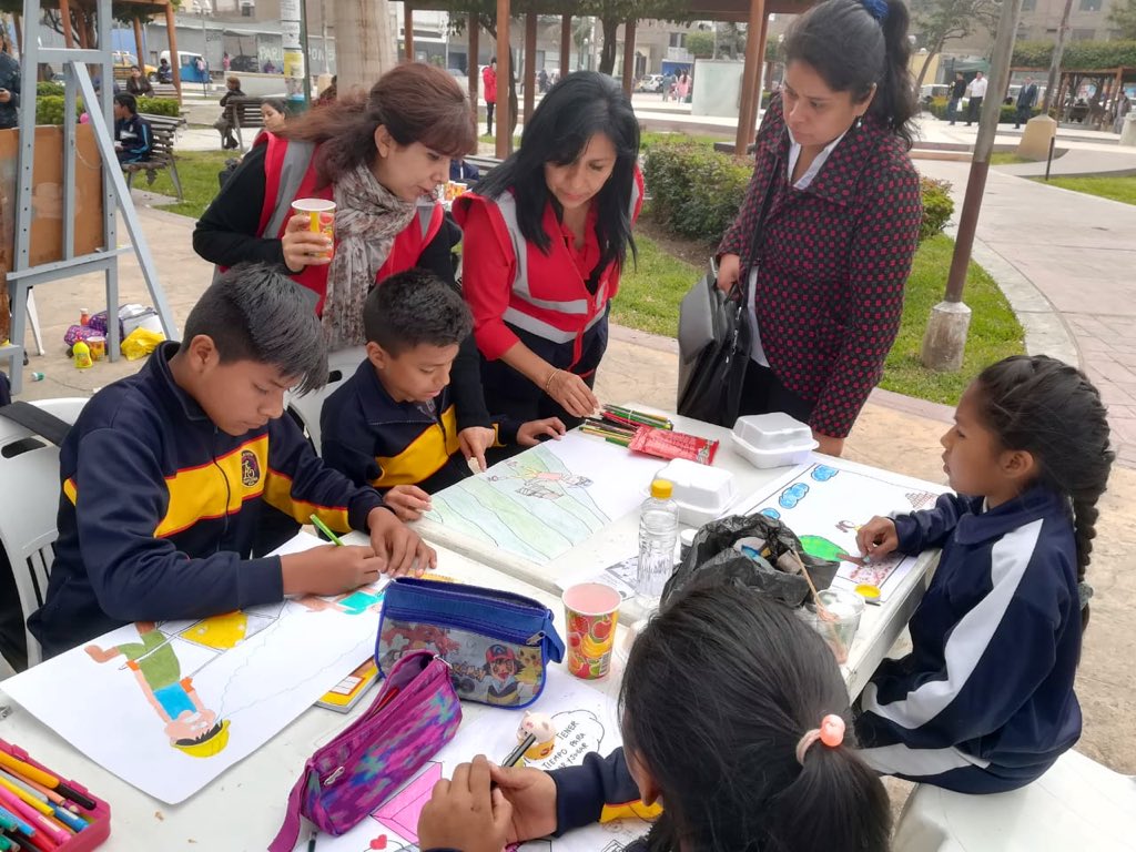 SunafilPeru's tweet photo. 📢 | [ESTA SEMANA] 
#IREIca, en forma conjunta con el #CDRPETI de Ica y en el marco del #DíaMundialContraElTrabajoInfantil, desarrolló un concurso de dibujo sobre prevención y erradicación del #trabajoinfantil, en la Plaza Barranca. 👦🏻👧🏽 https://t.co/QSrVhbtxul