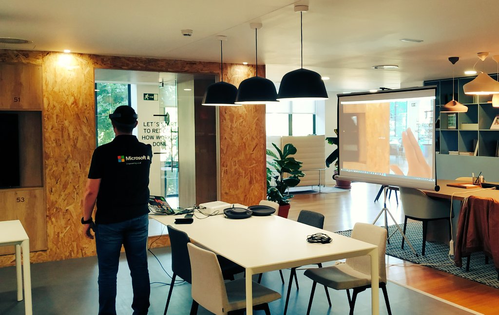 jracabrera's tweet photo. Demo time! #HackathonBABEL @javierglozano #hololens #RealidadExtendida #MixedReality #Microsoft @BABELgrupo https://t.co/MKkMFawwmr