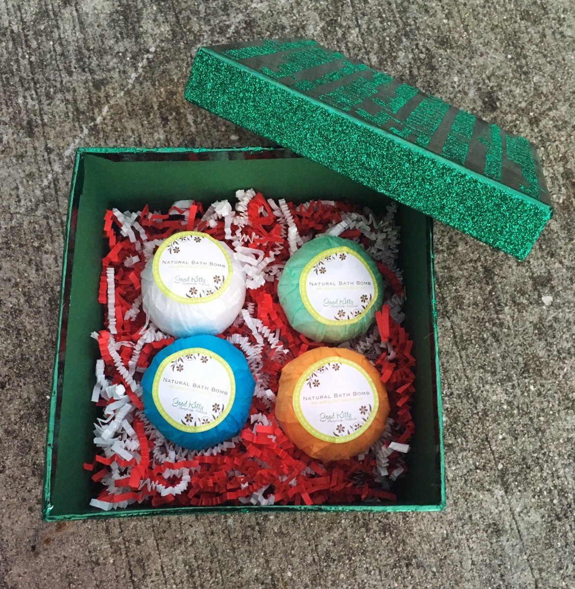 GoodKittyNats's tweet photo. Christmas Gift Set - Luxury Spa Three Tier Holiday Bath &amp; Beauty Present https://t.co/zUucJ2ALki #HandcraftedSoap #Bathfizzy #Naturalskincare #EtsyShop #Handmade #Etsy #GKN #GoodKittyNaturals #Bathbomb #Skincare #ChristmasGiftBox https://t.co/BUOBmgT8sg