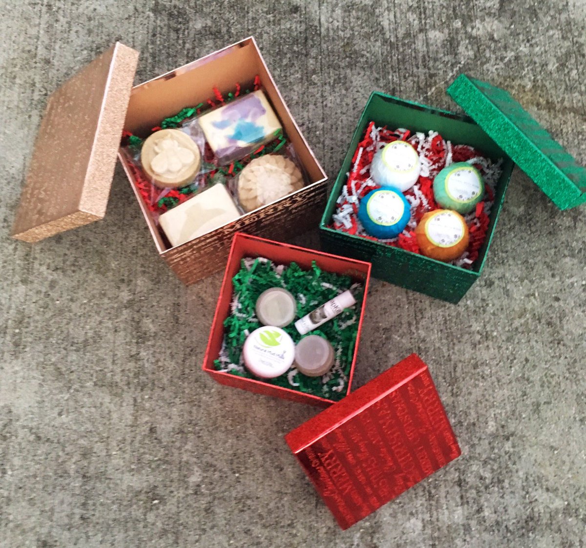GoodKittyNats's tweet photo. Christmas Gift Set - Luxury Spa Three Tier Holiday Bath &amp; Beauty Present https://t.co/zUucJ2ALki #HandcraftedSoap #Bathfizzy #Naturalskincare #EtsyShop #Handmade #Etsy #GKN #GoodKittyNaturals #Bathbomb #Skincare #ChristmasGiftBox https://t.co/BUOBmgT8sg