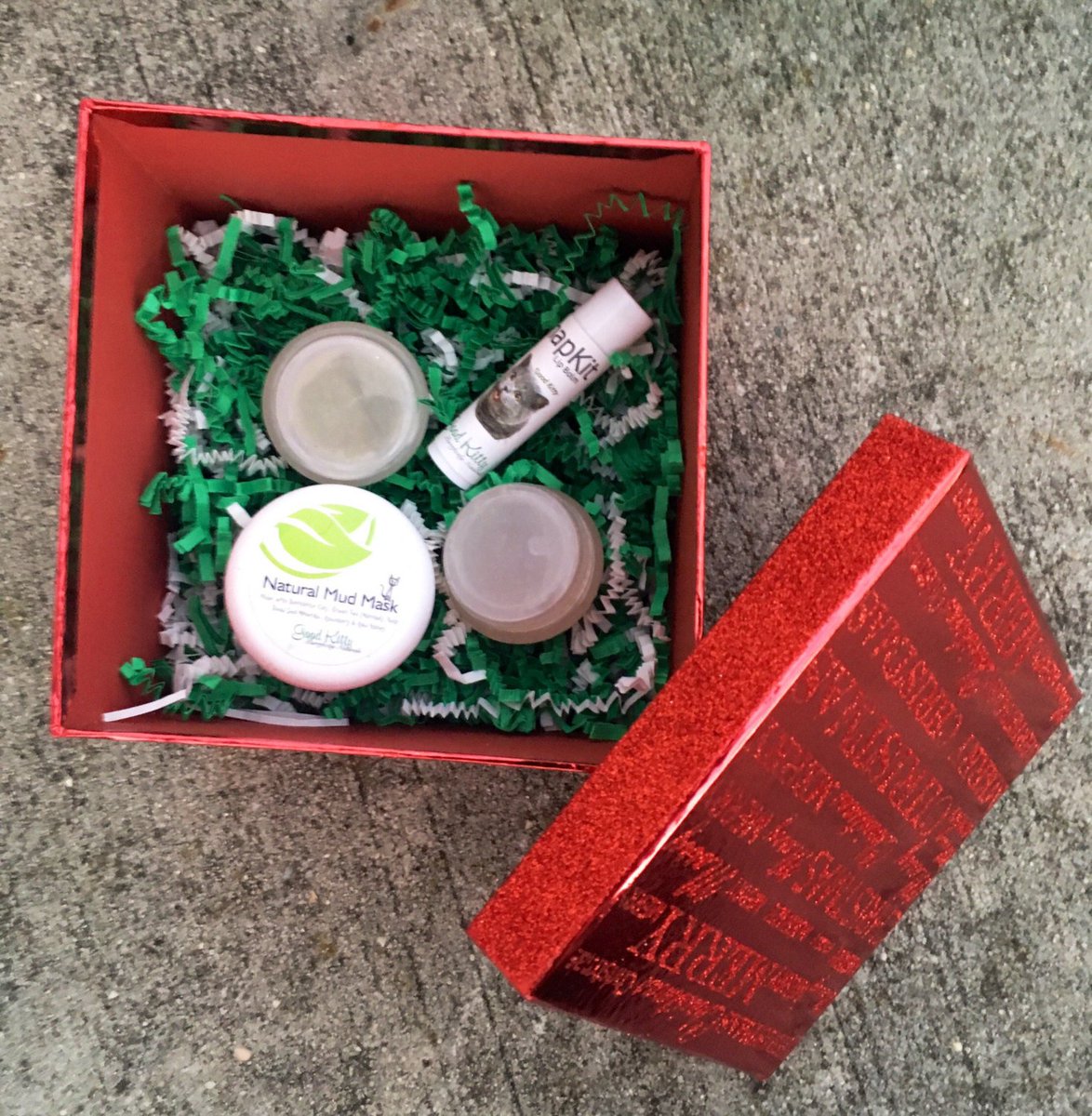 GoodKittyNats's tweet photo. Christmas Gift Set - Luxury Spa Three Tier Holiday Bath &amp; Beauty Present https://t.co/zUucJ2ALki #HandcraftedSoap #Bathfizzy #Naturalskincare #EtsyShop #Handmade #Etsy #GKN #GoodKittyNaturals #Bathbomb #Skincare #ChristmasGiftBox https://t.co/BUOBmgT8sg