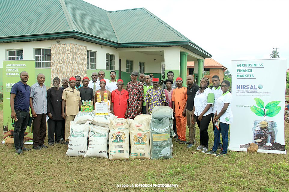 nirsalconnect's tweet photo. Farmers in Awba Ofemili in Awka North LGA of Anambra State have been activated by NIRSAL with inputs for rice production this wet season under the Anchor Borrowers’ Programme (ABP). The farmers belong to the AFEX/HOVEV and COSCHARIS Rice Farmers tickets.
#inputdistribution #abp https://t.co/00jMSbXvGt