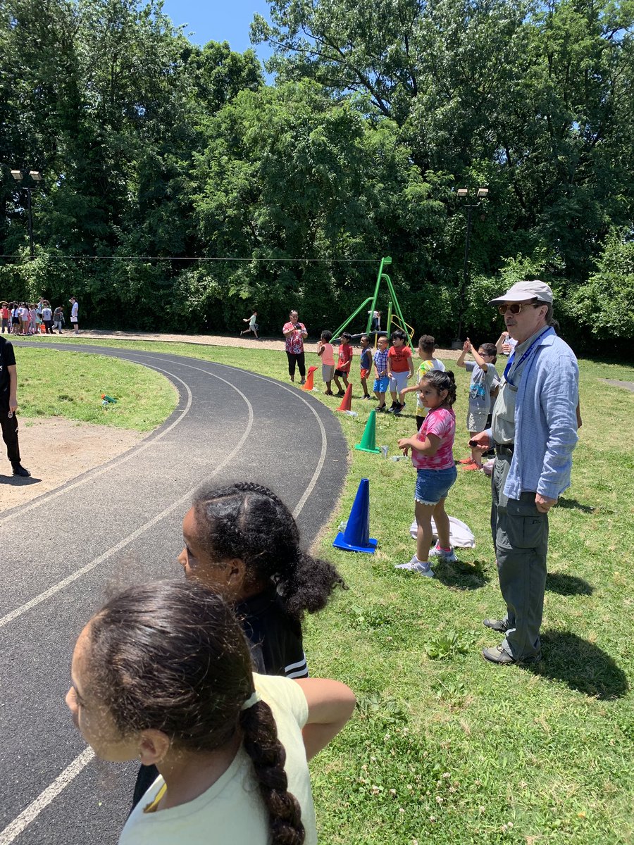 RandGR1's tweet photo. Field day ! @RandolphStars @principal_aps https://t.co/ZTLJrvmg0s