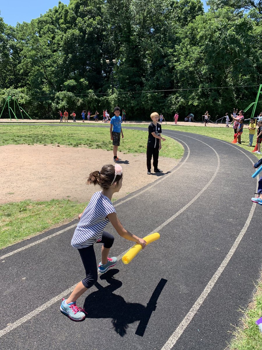 RandGR1's tweet photo. Field day ! @RandolphStars @principal_aps https://t.co/ZTLJrvmg0s