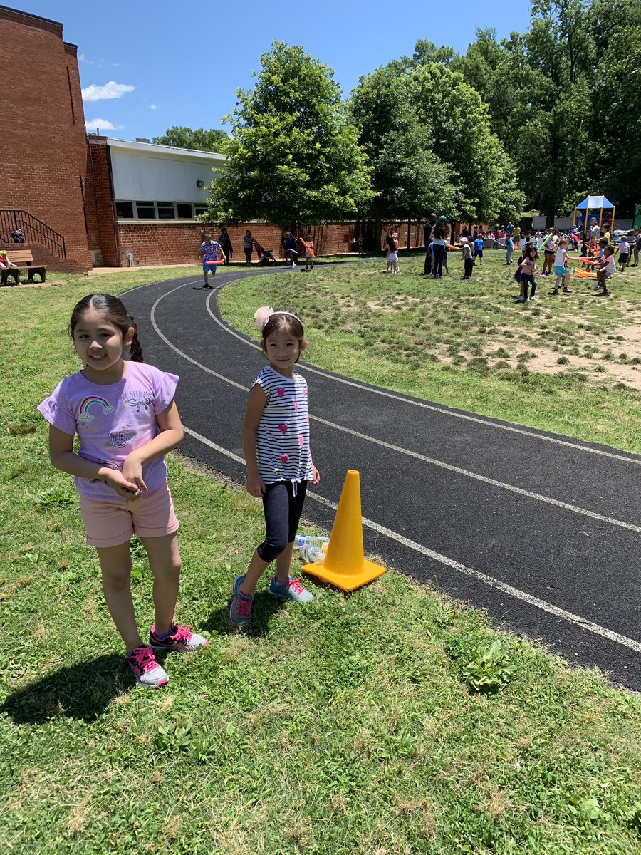 RandGR1's tweet photo. Field day ! @RandolphStars @principal_aps https://t.co/ZTLJrvmg0s